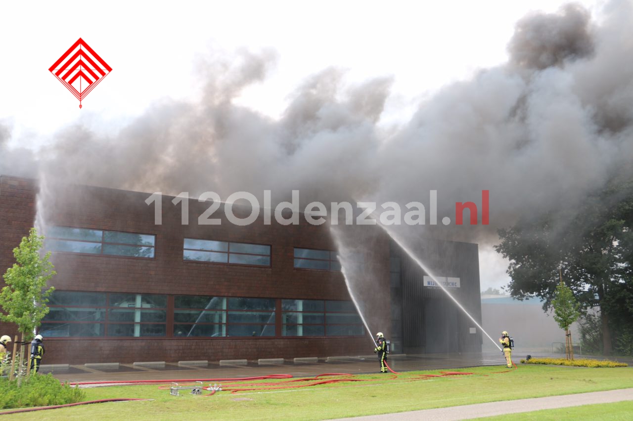 FOTO 5: Zeer grote brand bij bedrijf in Denekamp; sluit ramen en deuren, schakel ventilatie uit