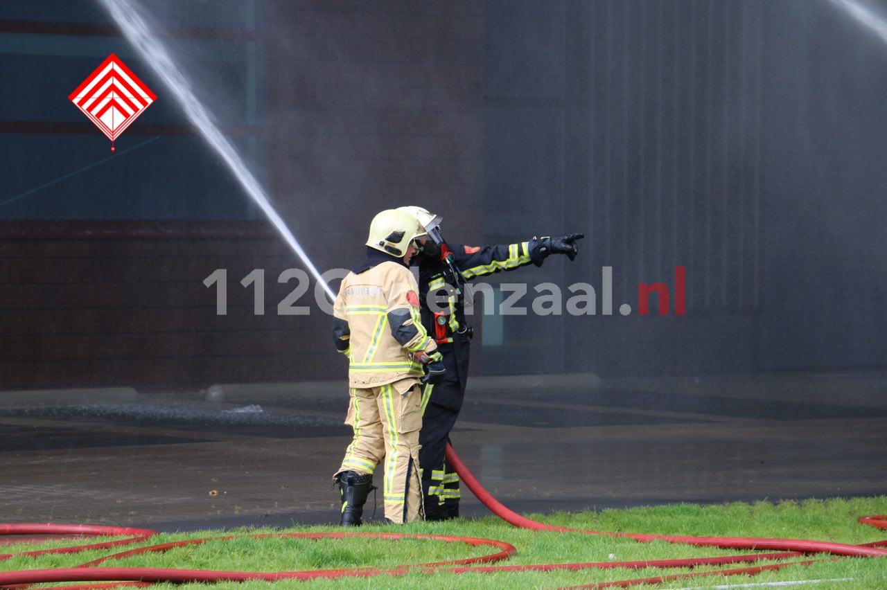 VIDEO: Zeer grote brand bij bedrijf in Denekamp; sluit ramen en deuren, schakel ventilatie uit