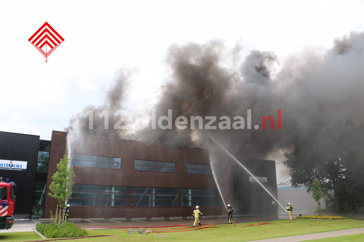 NL ALERT: Zeer grote brand bij bedrijf in Denekamp; sluit ramen en deuren, schakel ventilatie uit