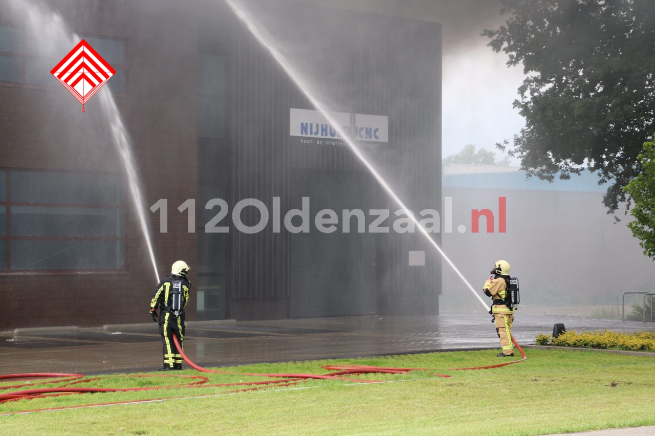FOTO 6: Zeer grote brand bij bedrijf in Denekamp; sluit ramen en deuren, schakel ventilatie uit