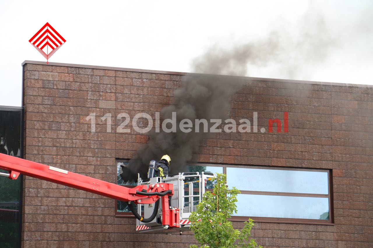 FOTO 7: Zeer grote brand bij bedrijf in Denekamp; sluit ramen en deuren, schakel ventilatie uit
