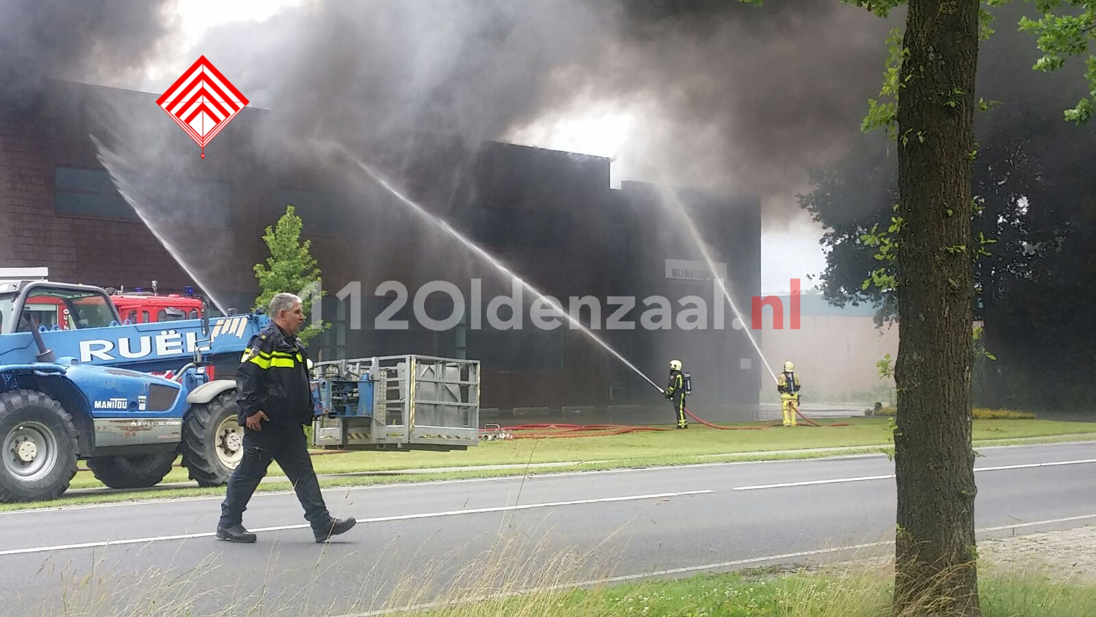 (foto 12) NL-ALERT: Zeer grote brand bij bedrijf in Denekamp; sluit ramen en deuren, schakel ventilatie uit