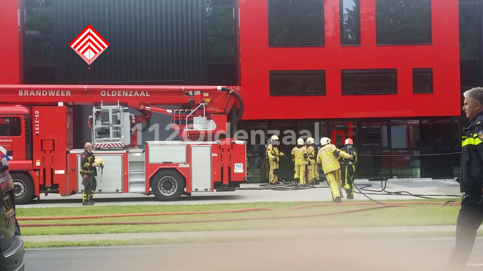 (foto 13) NL-ALERT: Zeer grote brand bij bedrijf in Denekamp; sluit ramen en deuren, schakel ventilatie uit