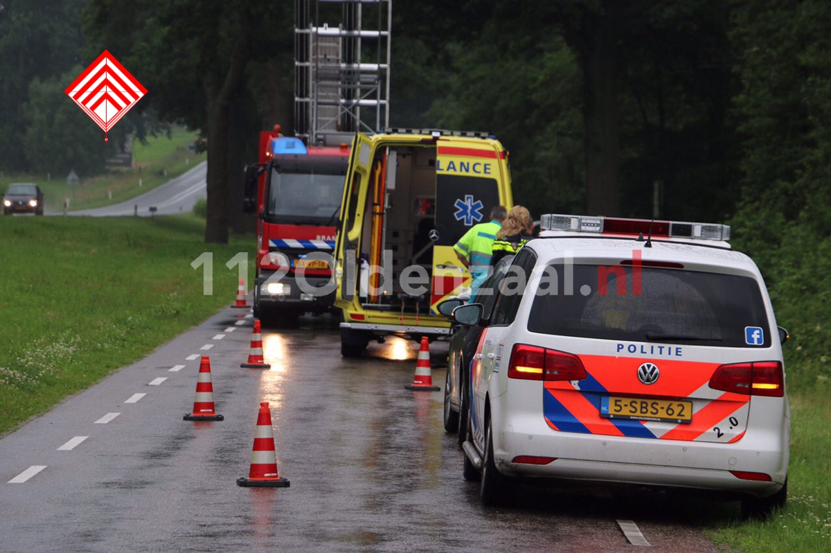 VIDEO: Hulpdiensten rukken uit voor fietsster in sloot