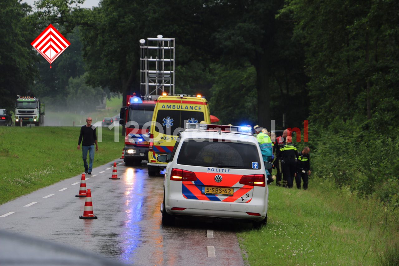 UPDATE: Hulpdiensten rukken uit voor fietsster in sloot