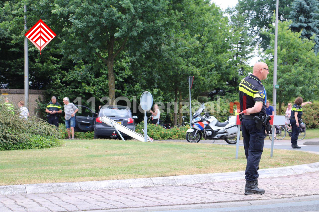 foto: Bestuurder gewond na aanrijding in Denekamp