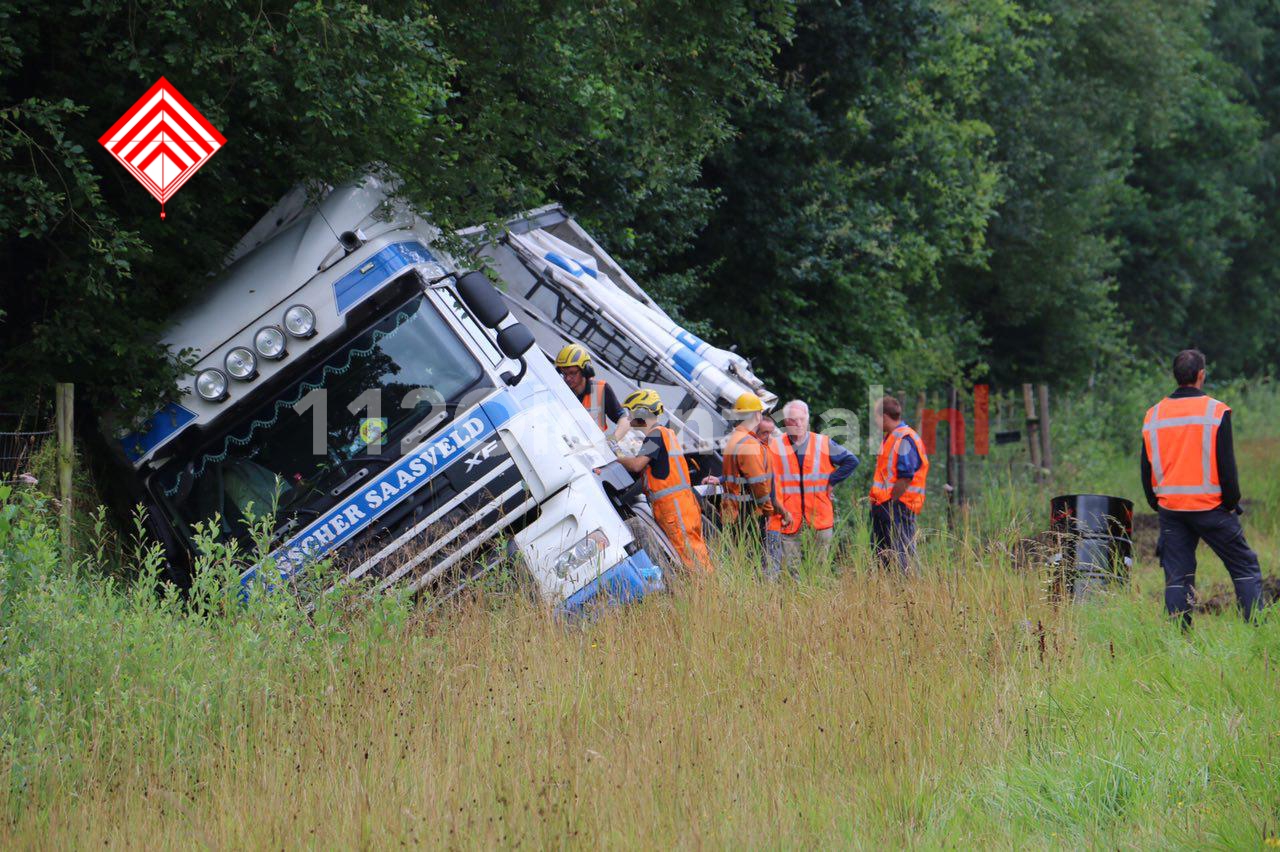 Foto 2: Vrachtwagen belandt in berm A1 tussen De Lutte en Oldenzaal