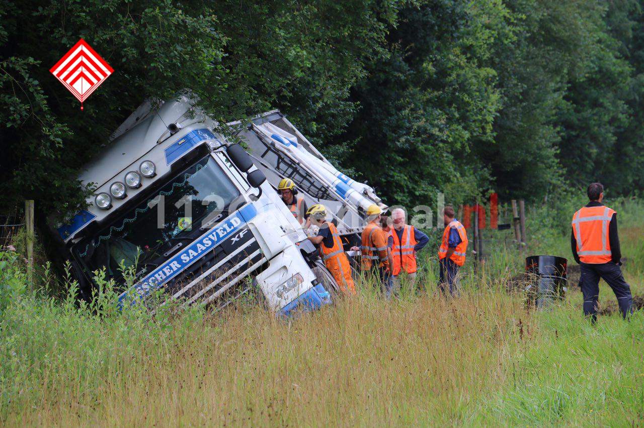 Video: Vrachtwagen belandt in berm A1 tussen De Lutte en Oldenzaal