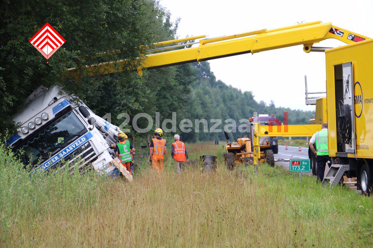 Foto 3: Vrachtwagen belandt in berm A1 tussen De Lutte en Oldenzaal