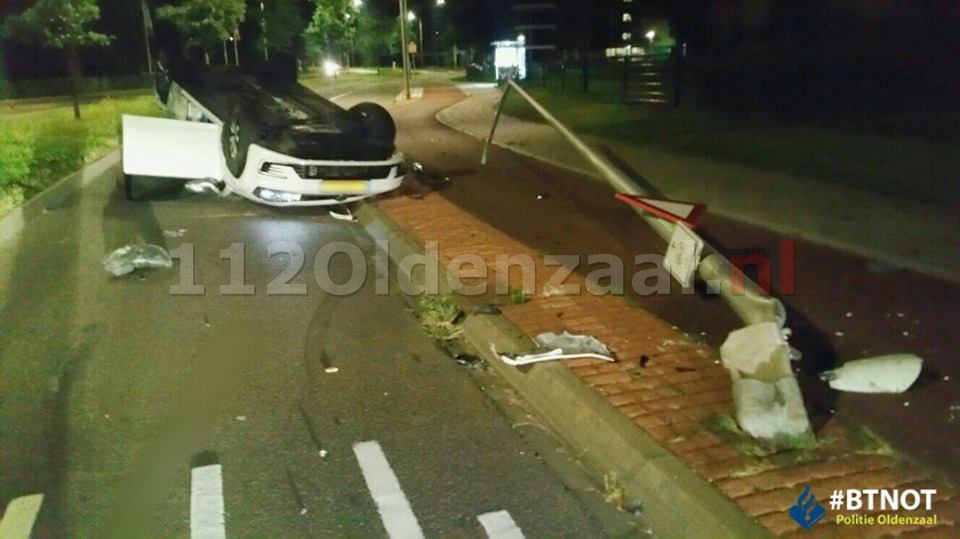 FOTO: Chaos op Vos de Waelstraat in Oldenzaal, dronken bestuurder vliegt met auto op de kop