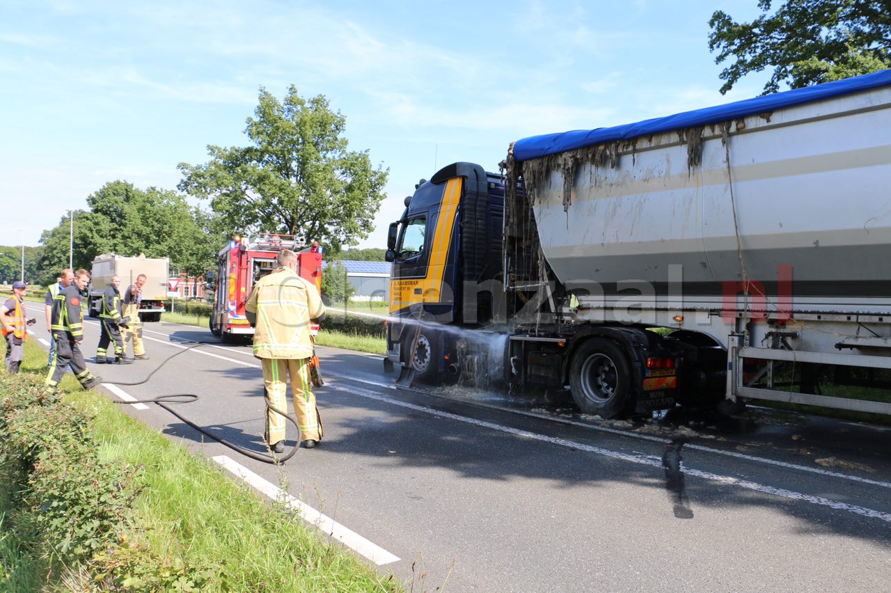 VIDEO: Vrachtauto verliest slachtafval en blokkeert rijbaan in Beuningen