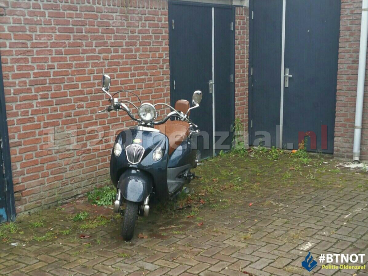 Foto: Politie treft gestolen scooter aan in binnenstad Oldenzaal