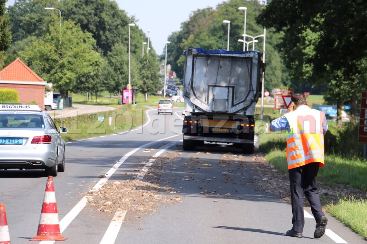 Foto: Vrachtauto verliest slachtafval en blokkeert rijbaan in Beuningen