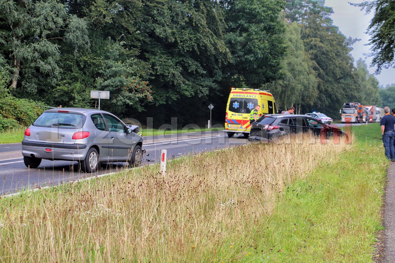 Foto 4: Drie auto’s betrokken bij aanrijding in De Lutte