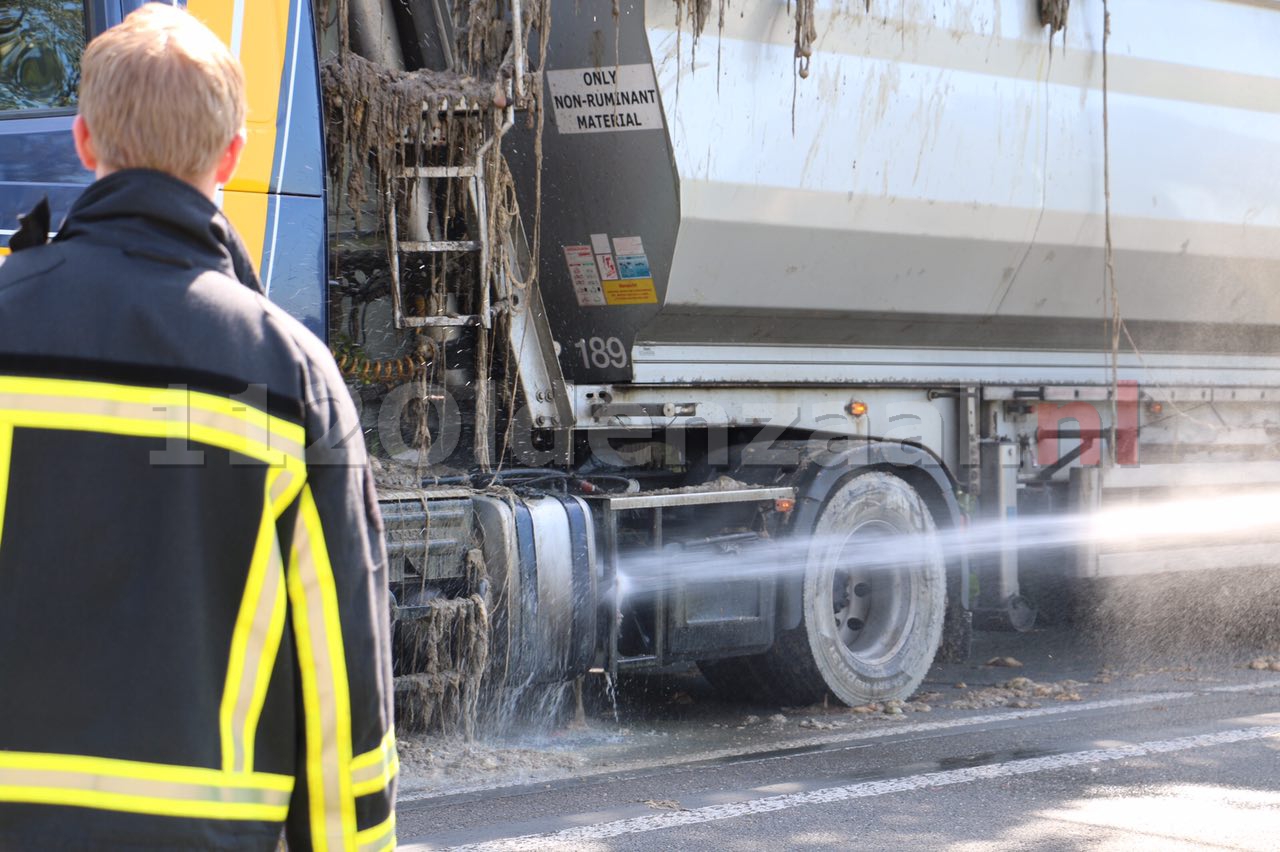 Foto 2: Vrachtauto verliest slachtafval en blokkeert rijbaan in Beuningen