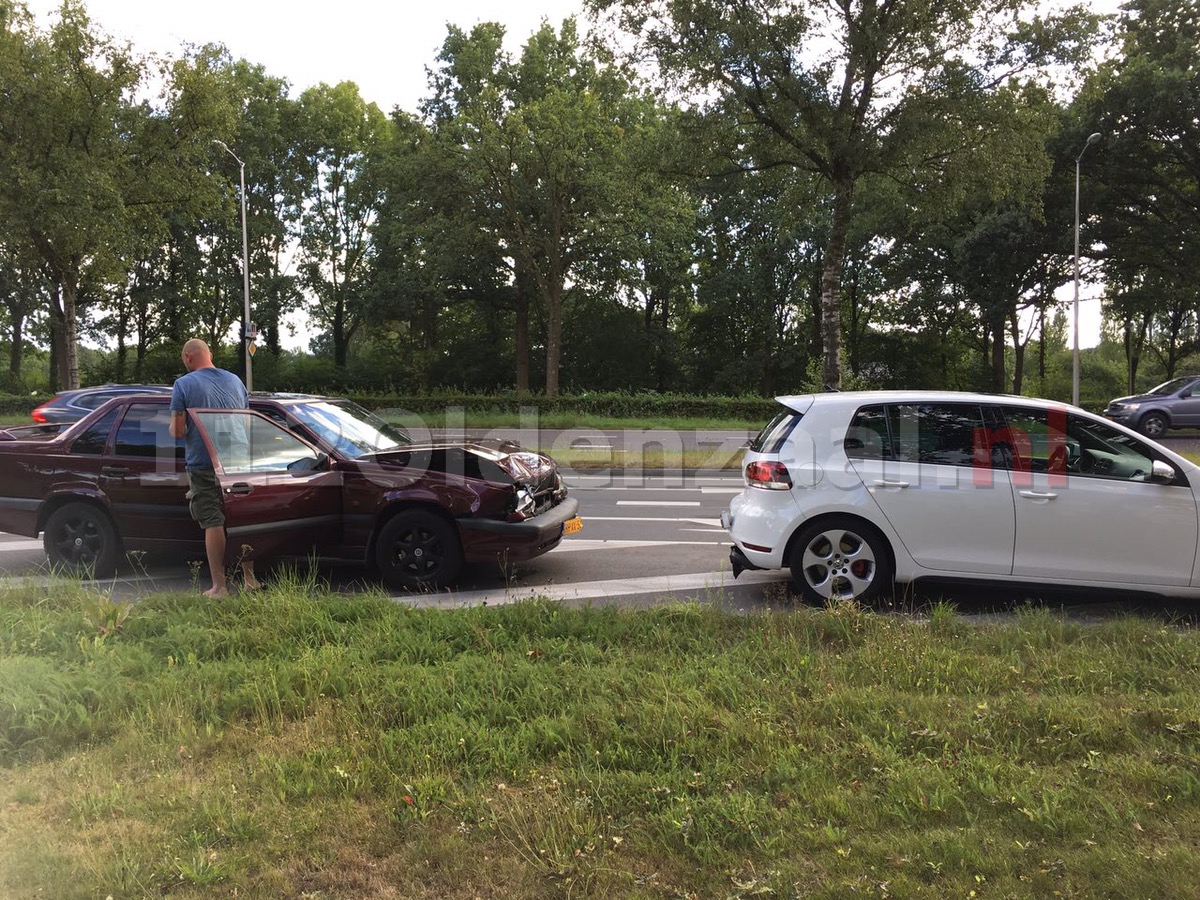 Foto: Flinke schade bij kop-staart aanrijding in Oldenzaal