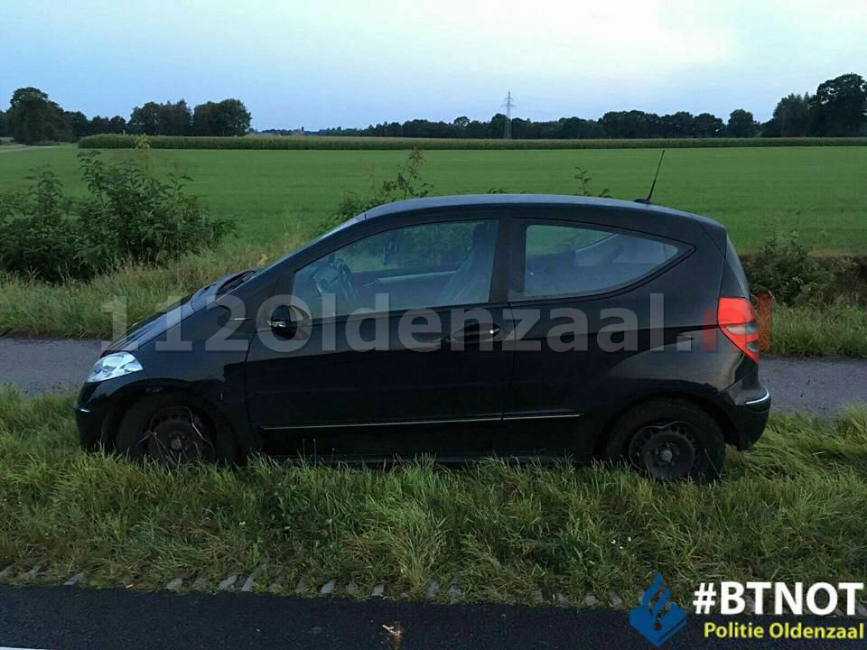 Foto: Dronken automobilist in Oldenzaal laat zich ophalen door dronken moeder