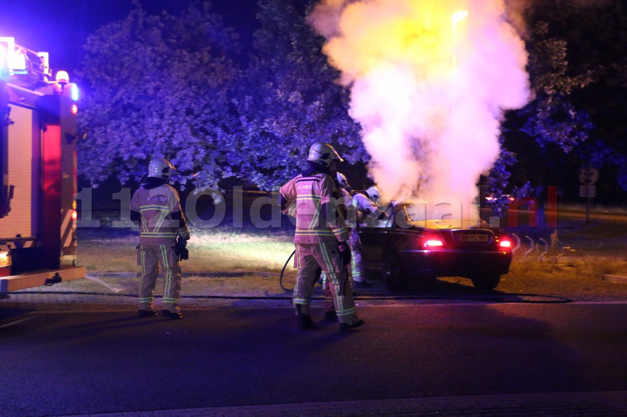 UPDATE: Auto op carpoolplaats Oldenzaal gaat in vlammen op: mogelijk brandstichting
