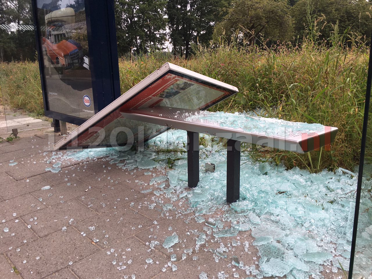 Foto: Vandalen slopen opnieuw bushokje Thijsniederweg Oldenzaal