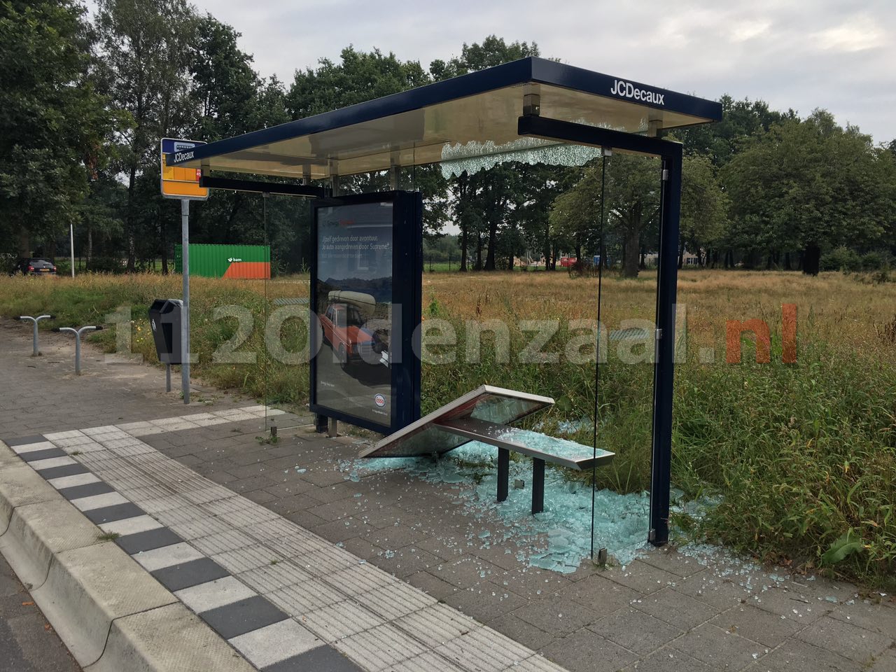 Foto 2: Vandalen slopen opnieuw bushokje Thijsniederweg Oldenzaal