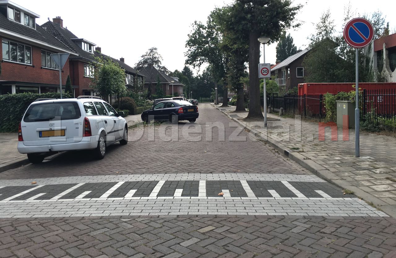 Foto: Onbekende auto staat gevaarlijk op straat in Oldenzaal