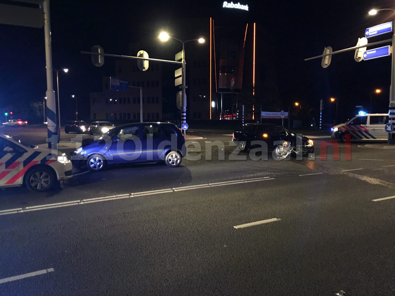 Foto 2: Gewonde en forse schade bij aanrijding in Oldenzaal