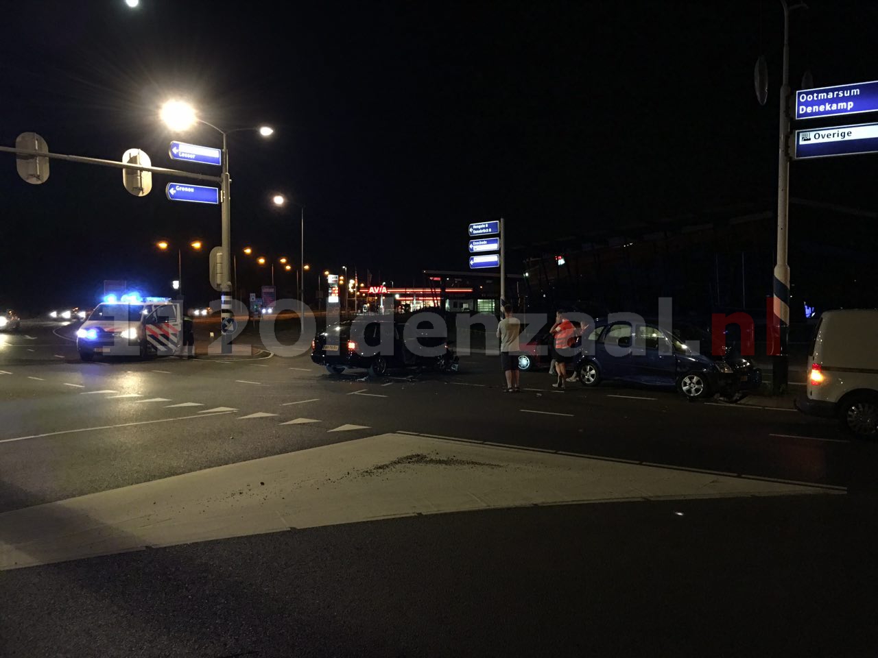 Foto: Gewonde en forse schade bij aanrijding in Oldenzaal