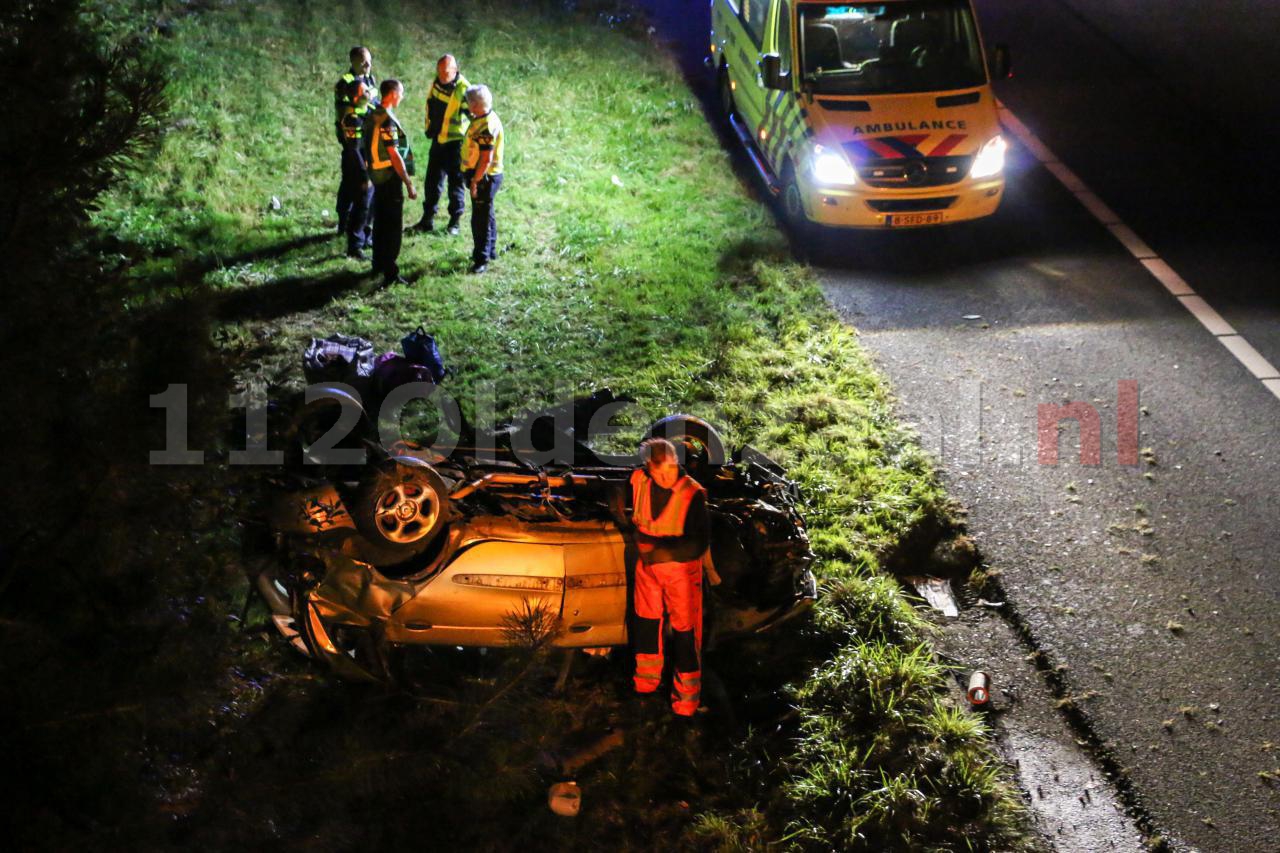 Video: UPDATE; Auto over de kop A1 De Lutte, twee personen gewond