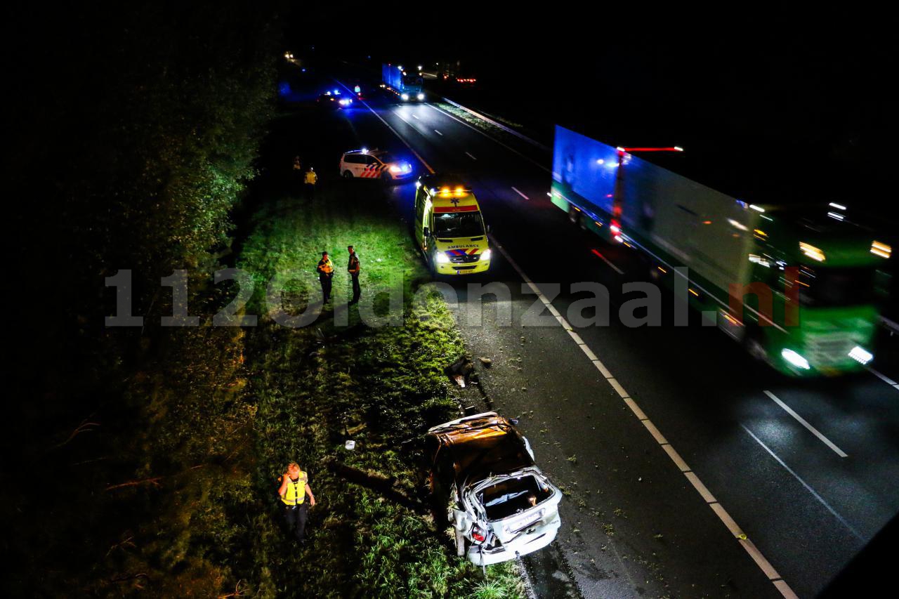 Foto 3: Auto over de kop A1 De Lutte, bestuurder gewond