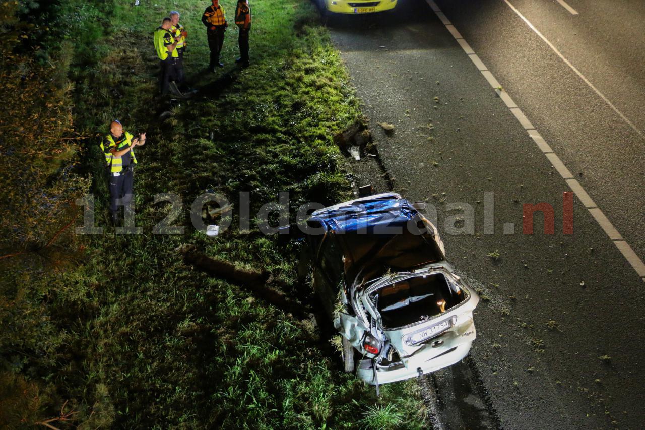 Foto 4: Auto over de kop A1 De Lutte, bestuurder gewond