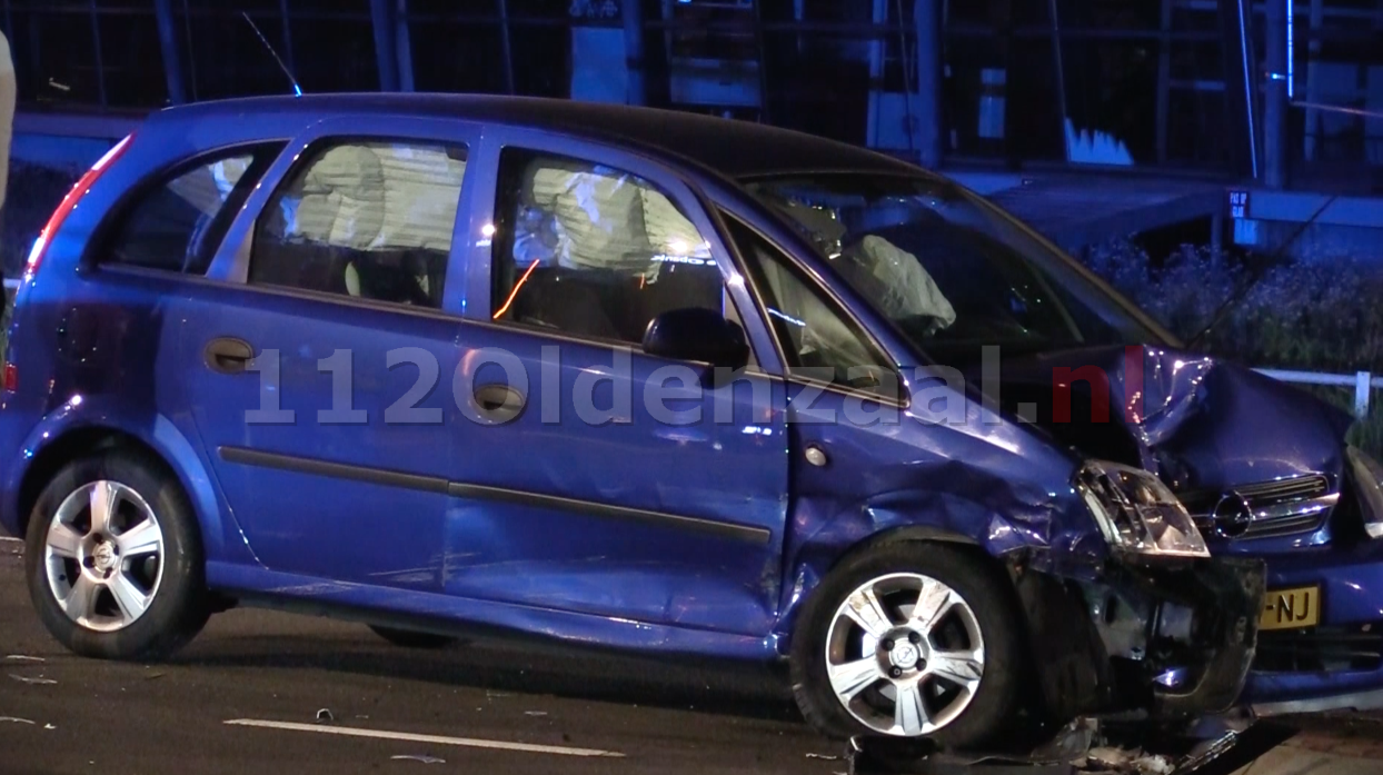 Foto 4: Gewonde en forse schade bij aanrijding in Oldenzaal