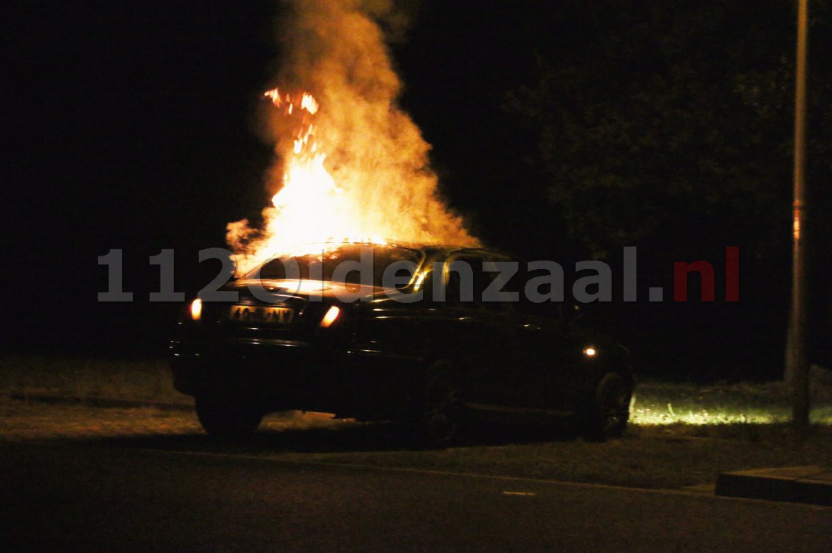 VIDEO: Auto op carpoolplaats Oldenzaal gaat in vlammen op, politie doet onderzoek