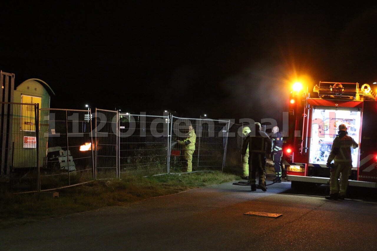 Foto: Brandweer blust afvalbrand op Jufferbeek Oldenzaal