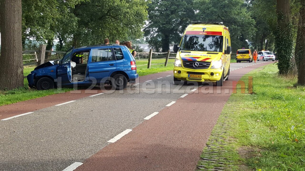 Foto: Auto botst tegen boom in Weerselo