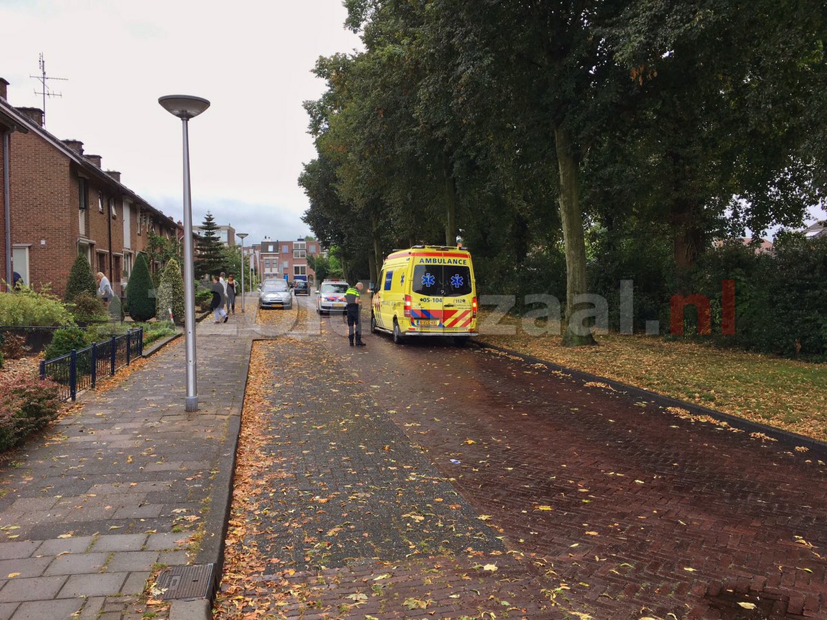 Foto: Vrouw gewond naar ziekenhuis na val van fiets