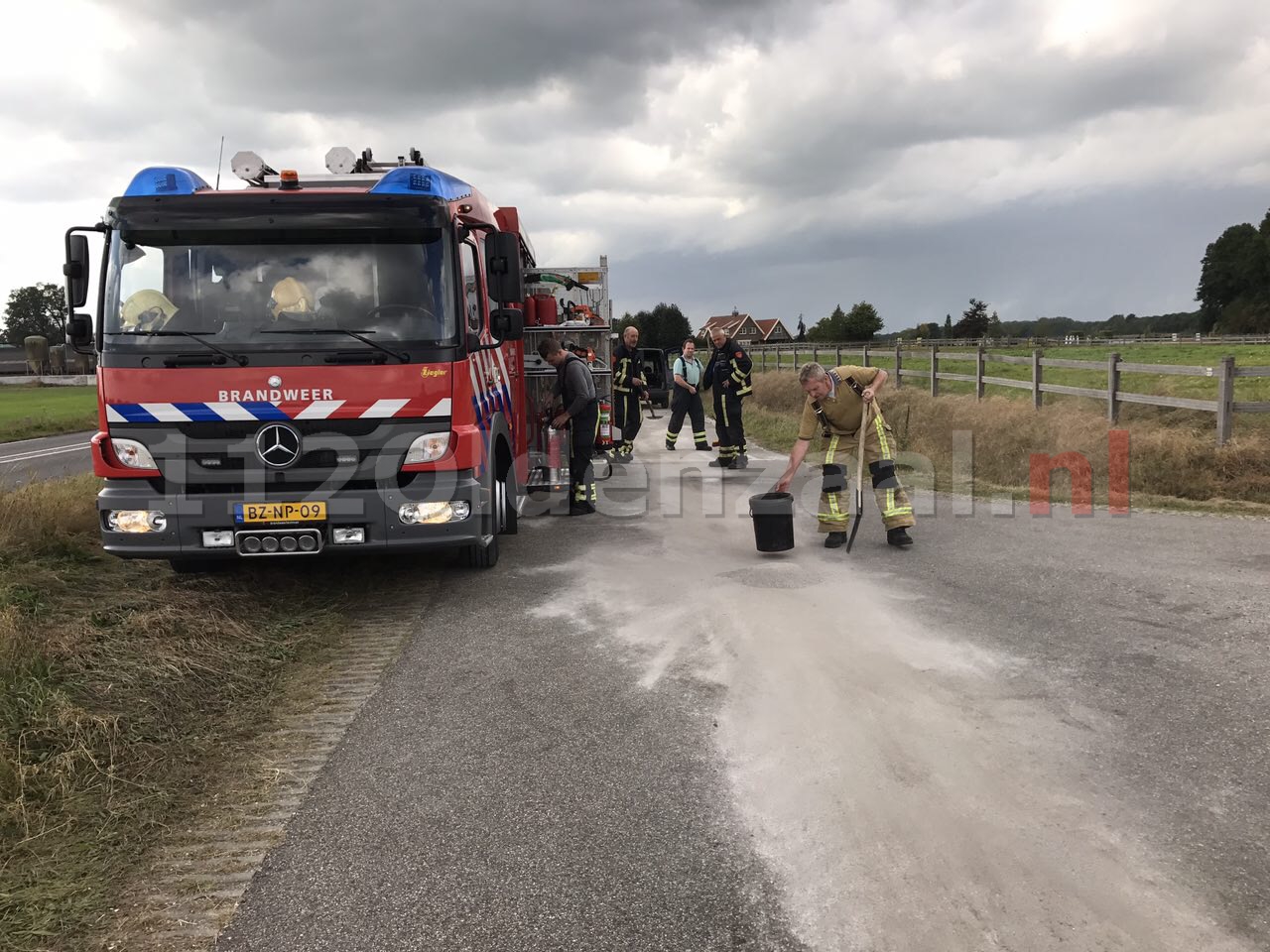 Foto: brandweer rukt uit voor het wegdekreiniging in Weerselo