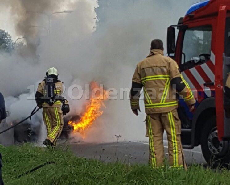 Foto: Autobrand tussen Oldenzaal en Losser