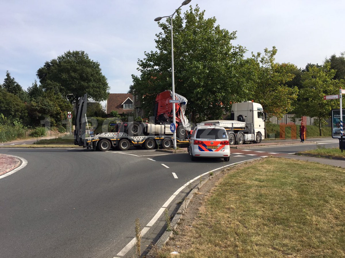 Foto: vrachtwagen rijdt zich klem onder viaduct Oldenzaal