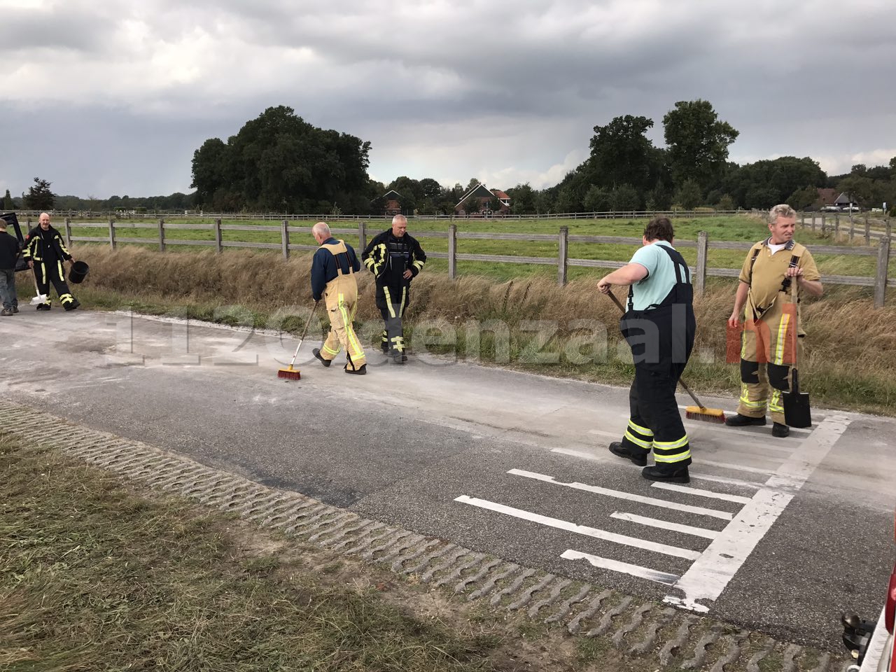 Foto 2: brandweer rukt uit voor het wegdekreiniging in Weerselo