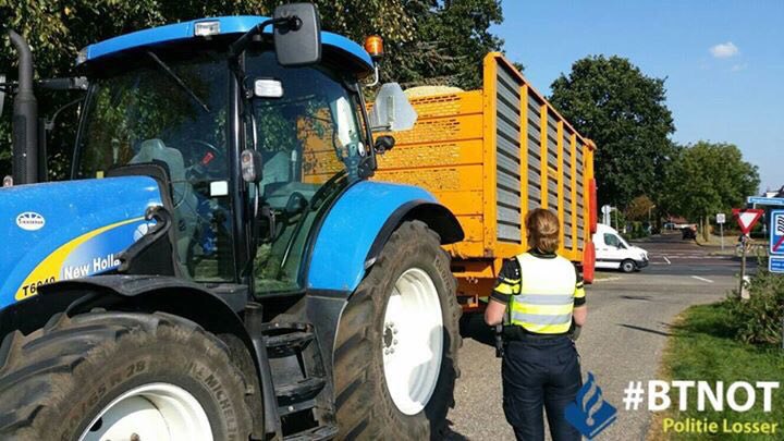 Foto: Politie controleert extra tijdens maisoogst op landbouwvoertuigen