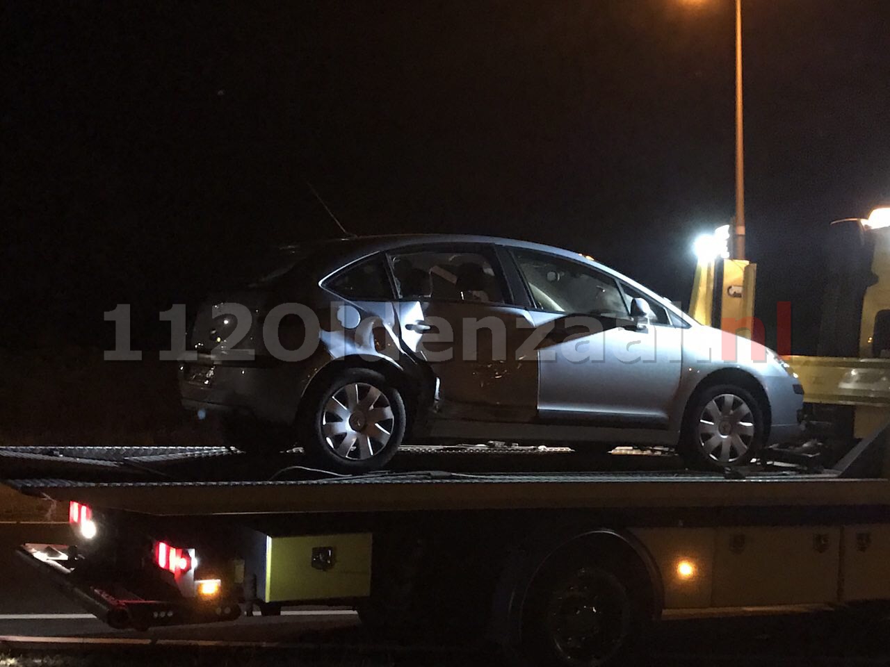 Foto: Aanrijding Enschedesestraat Oldenzaal; een voertuig afgesleept