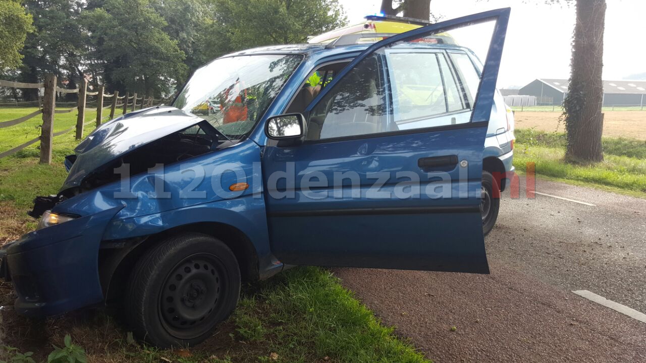 Foto 2: Auto botst tegen boom in Weerselo