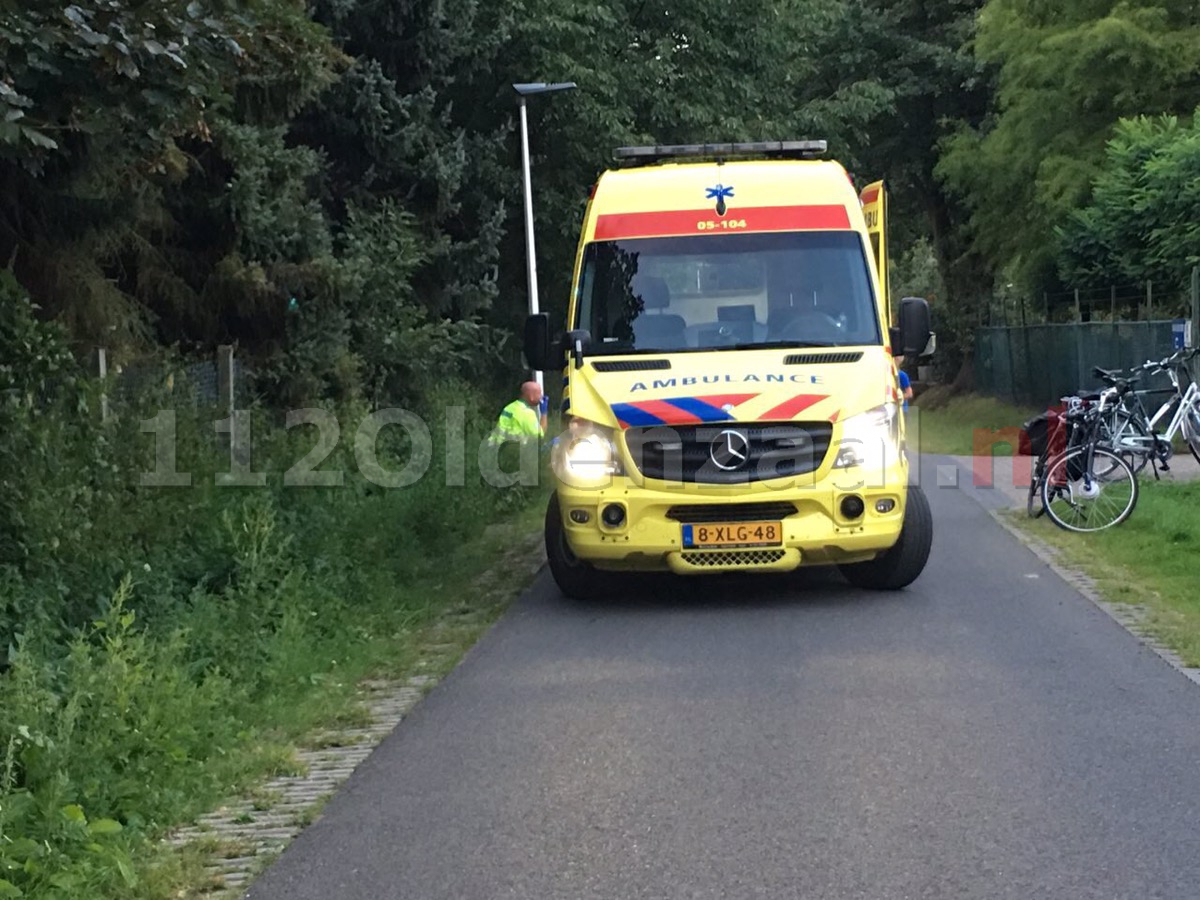 Foto: fietser gewond na valt in Oldenzaal