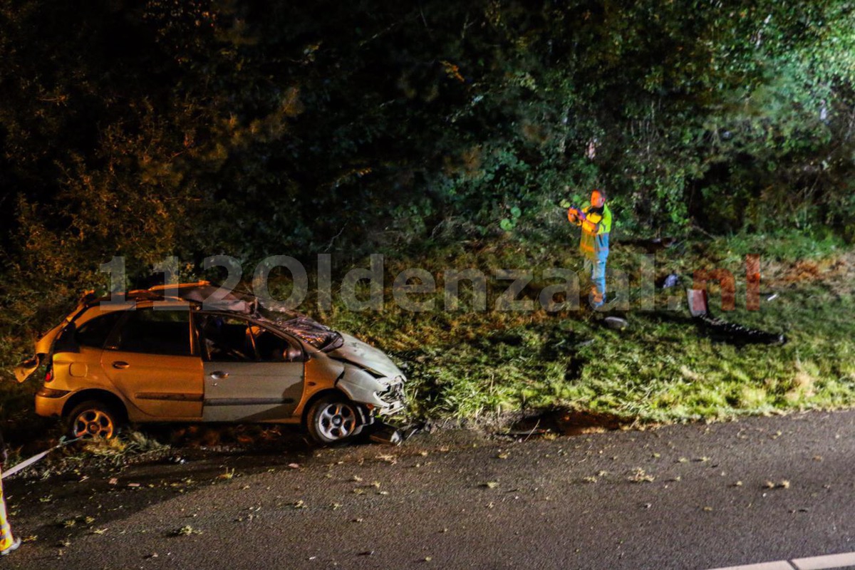 Foto: Auto over de kop A1 De Lutte, bestuurder gewond