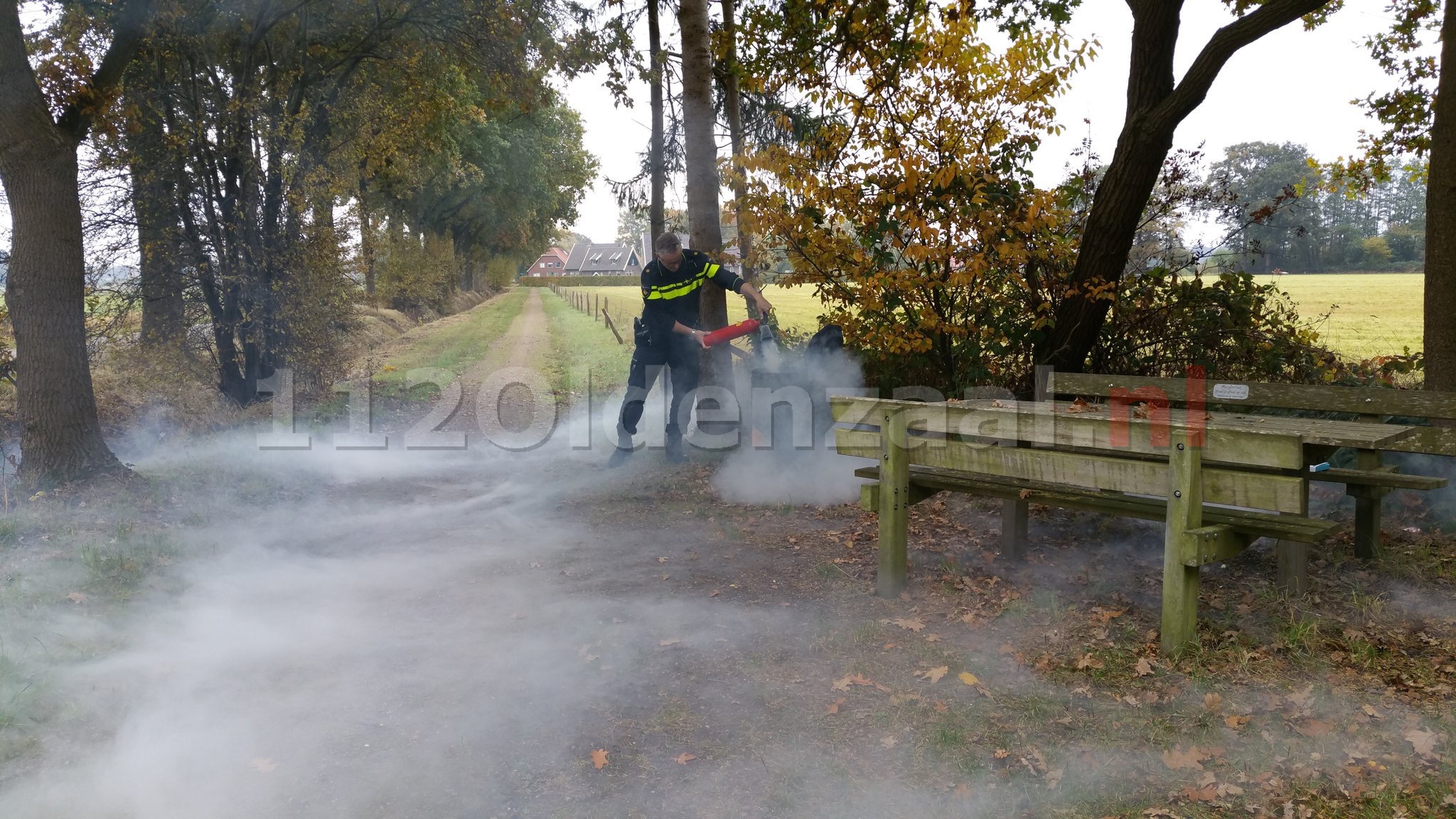 Foto: Politie blust brandende afvalbak in Lemselo