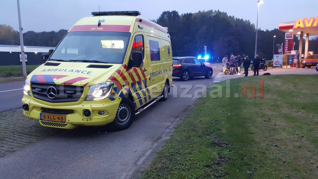 Foto: Bestuurder scooter gewond bij aanrijding in Deurningen