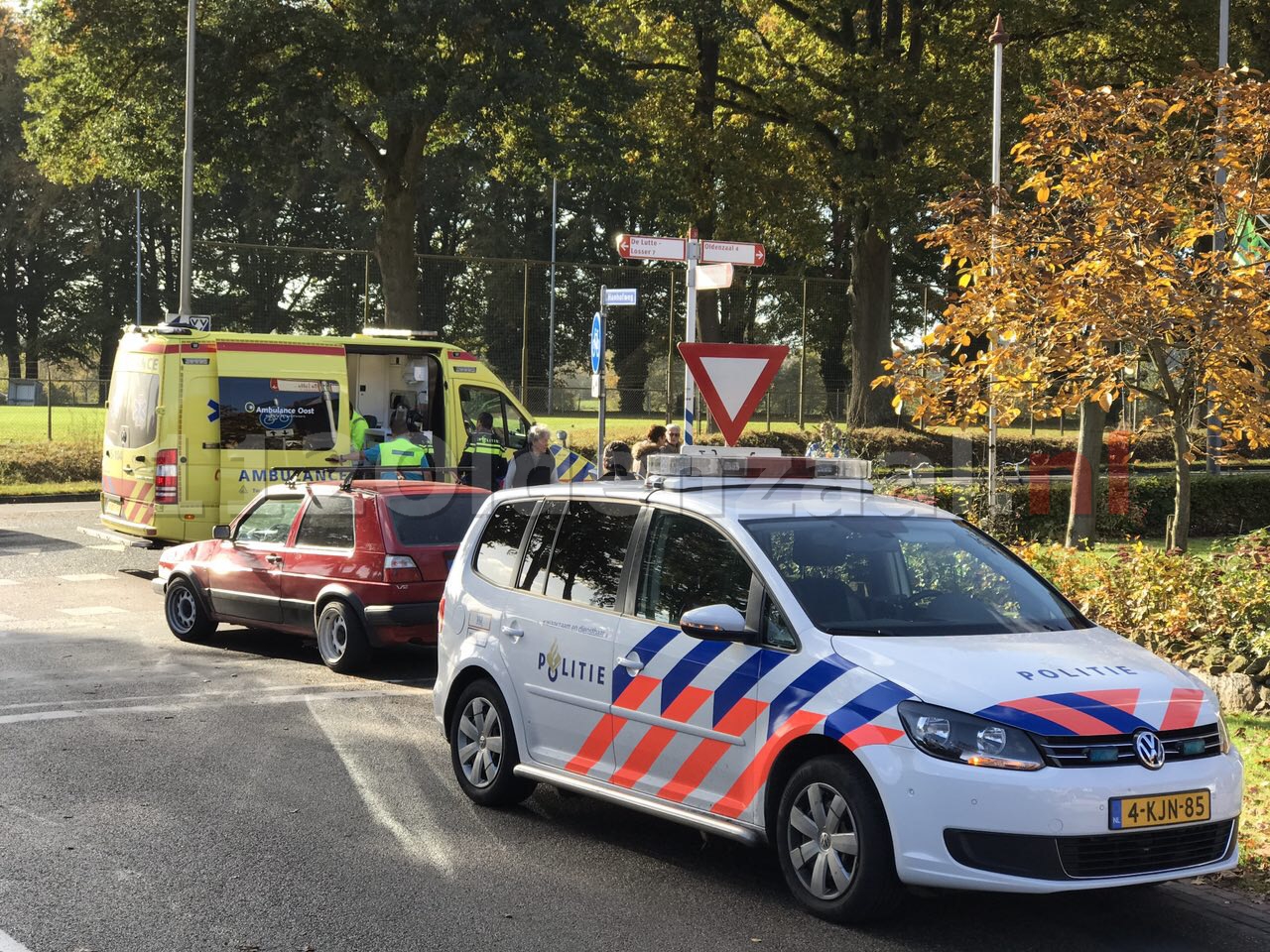 Foto: fietsster gewond naar ziekenhuis na ongeval in De Lutte