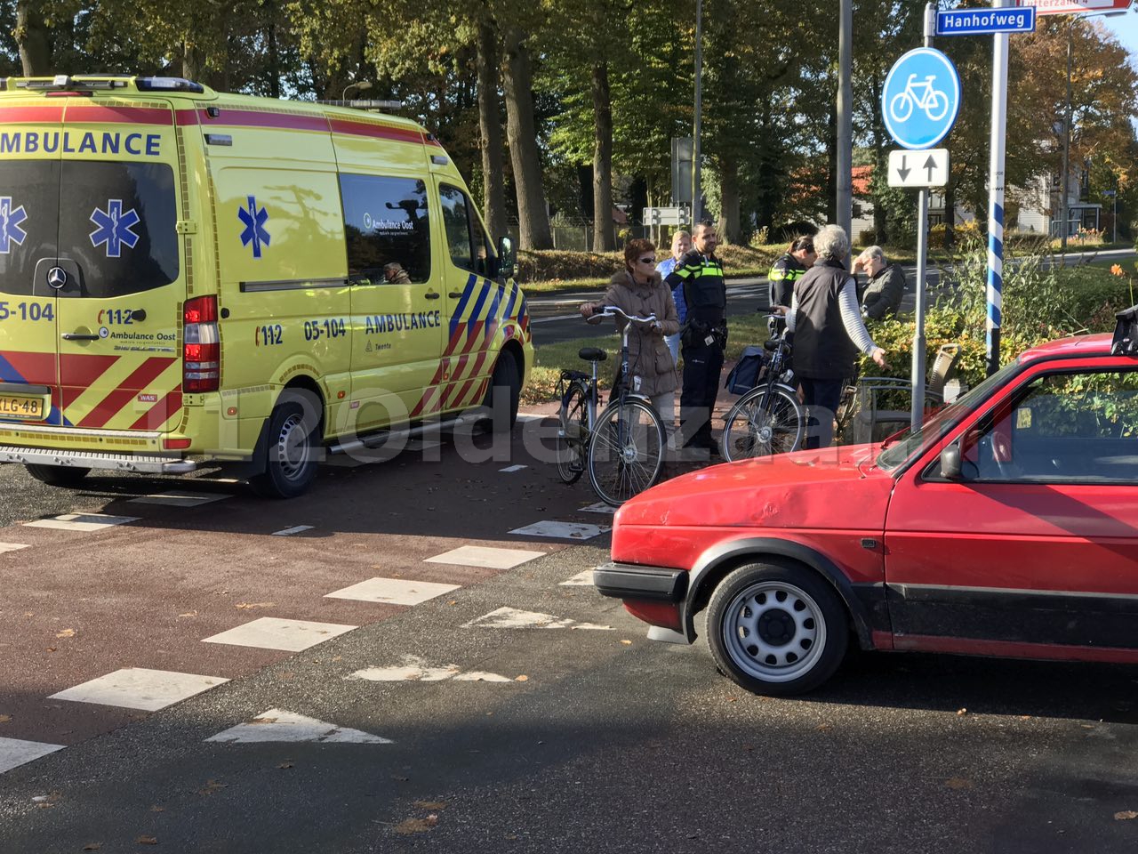 Foto 2: fietsster gewond naar ziekenhuis na ongeval in De Lutte