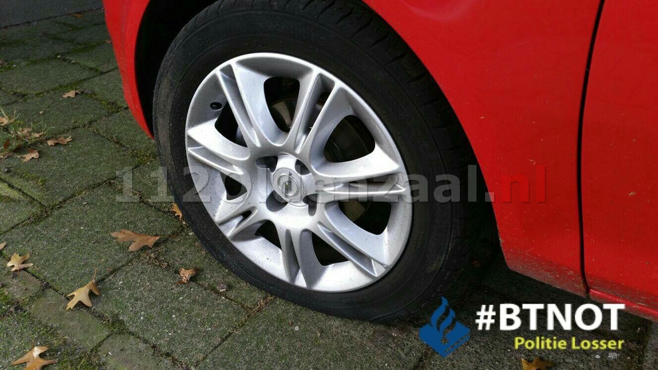 Foto: Van minimaal 18 auto’s banden lek gestoken in Losser