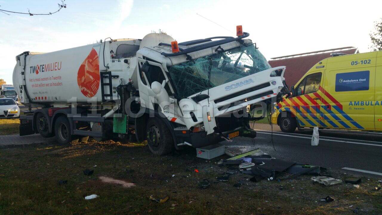 Foto: Ernstige aanrijding tussen vuilniswagen en vrachtwagen Oldenzaalsestraat Denekamp